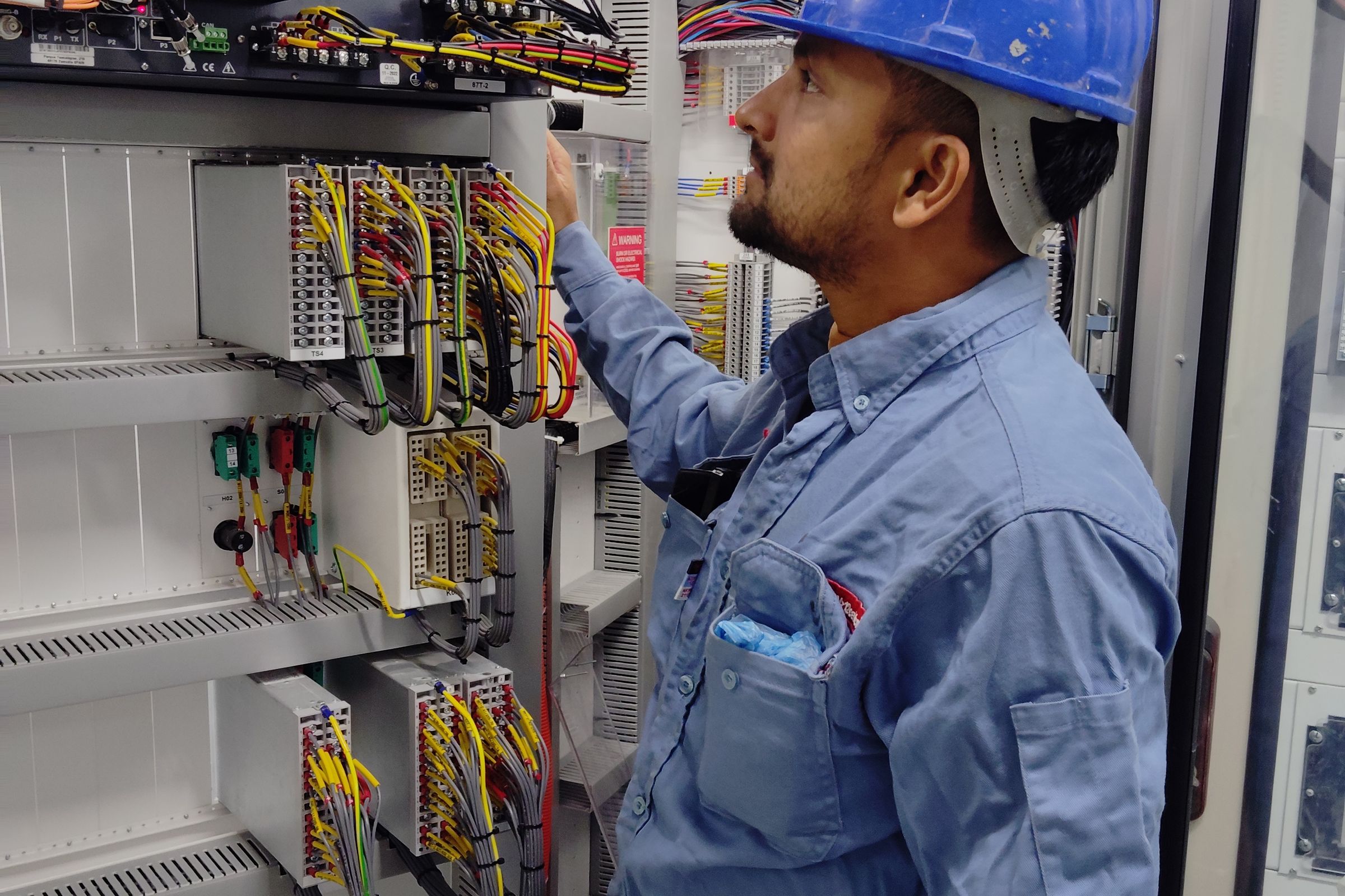 Técnico trabajando en tablero eléctrico de control y automatización
